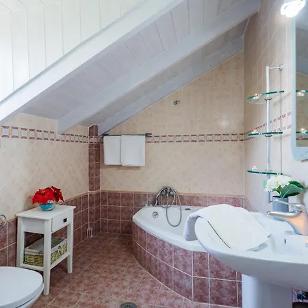 Vakantiehuis Tonias - Thea House And Vrachos Attic *